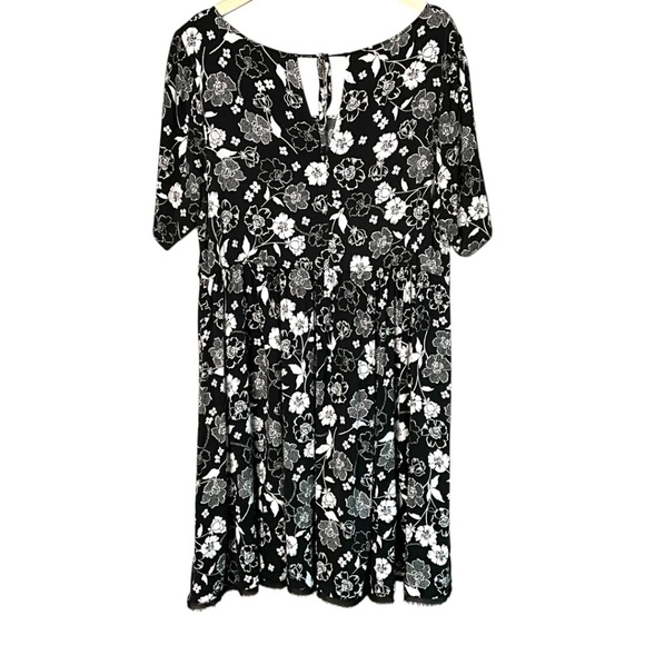 TORRID Rayon Blend Black White Floral Print Dress Fringe Hem Detail Sz 2X - Picture 4 of 9